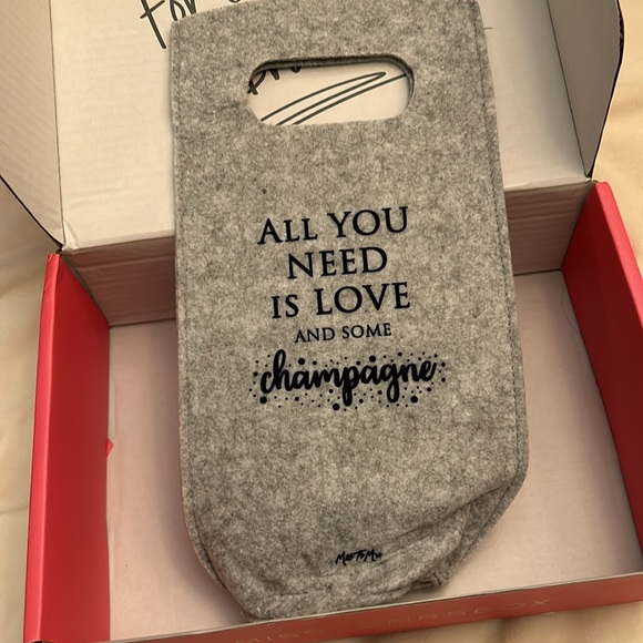 🔥Brand New “All you need is Love and some champagne” felt bag A - Picture 1 of 3